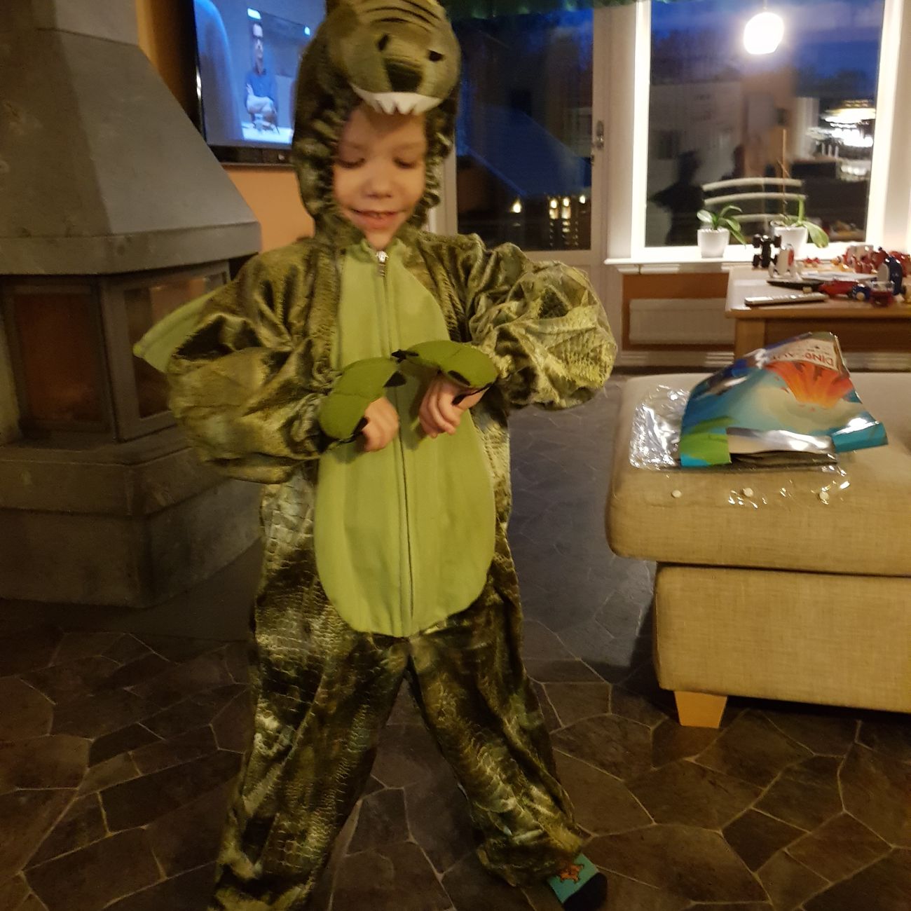 kb-dinosaurie-barn-maskeraddrakt-3