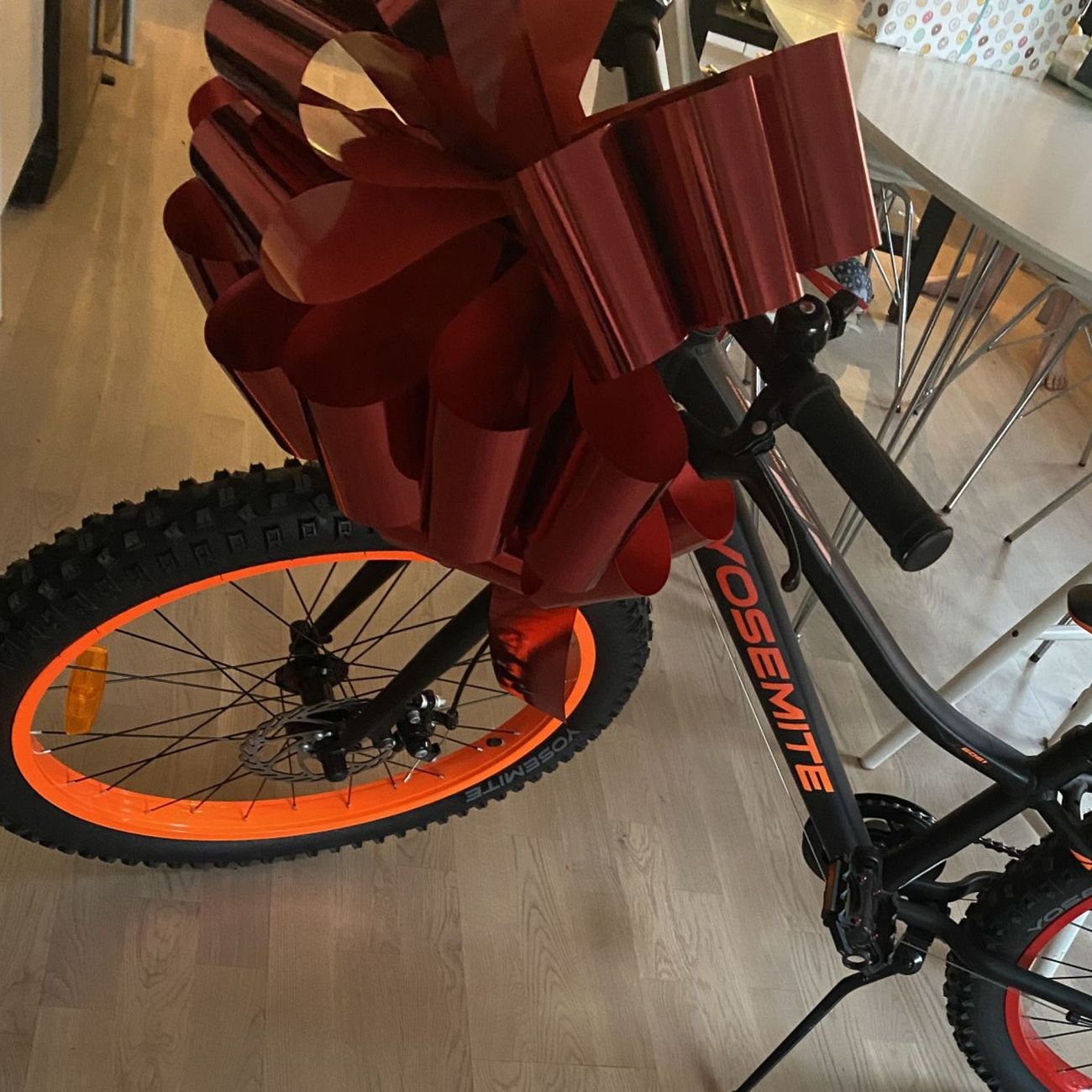 Kundbild på Gigantisk Presentrosett Röd Metallic