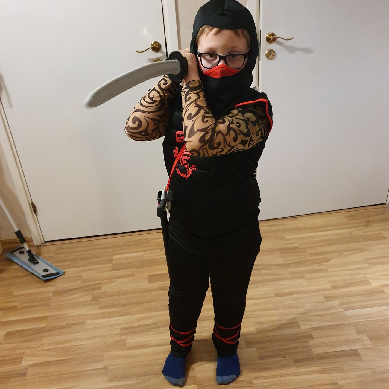 kb-ninja-med-muskelbrost-barn-maskeraddrakt-2