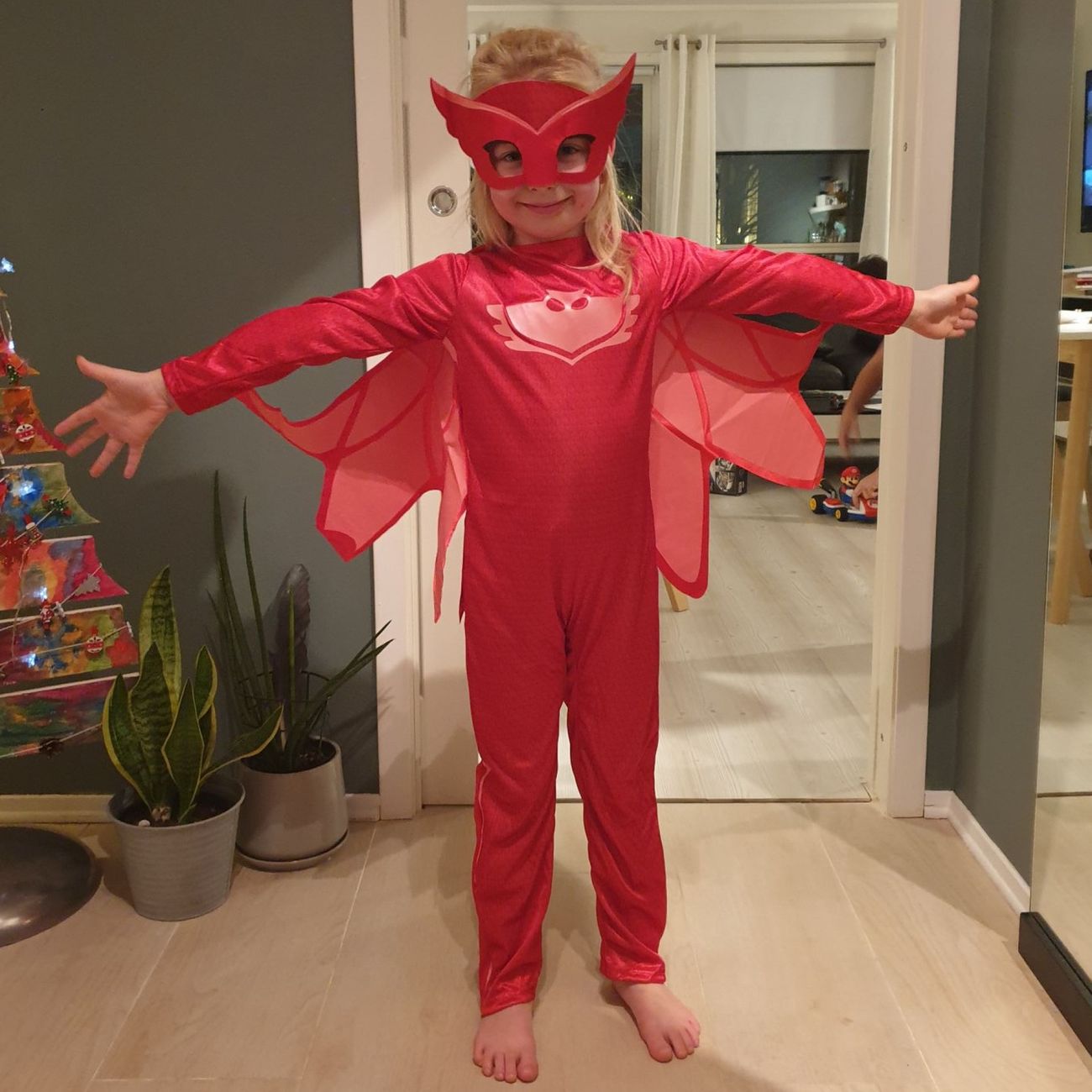 Kundebillede af Pyjamasheltene Ugline Børnekostume