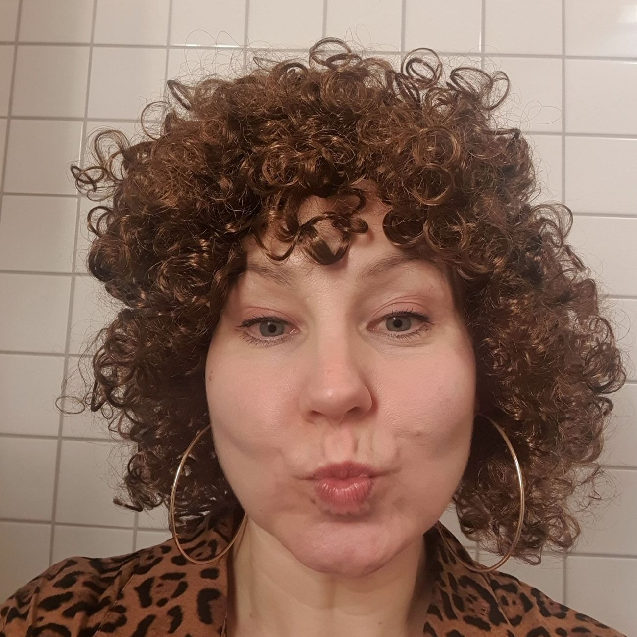 Kundbild på 80-tals Permanent Brun Peruk