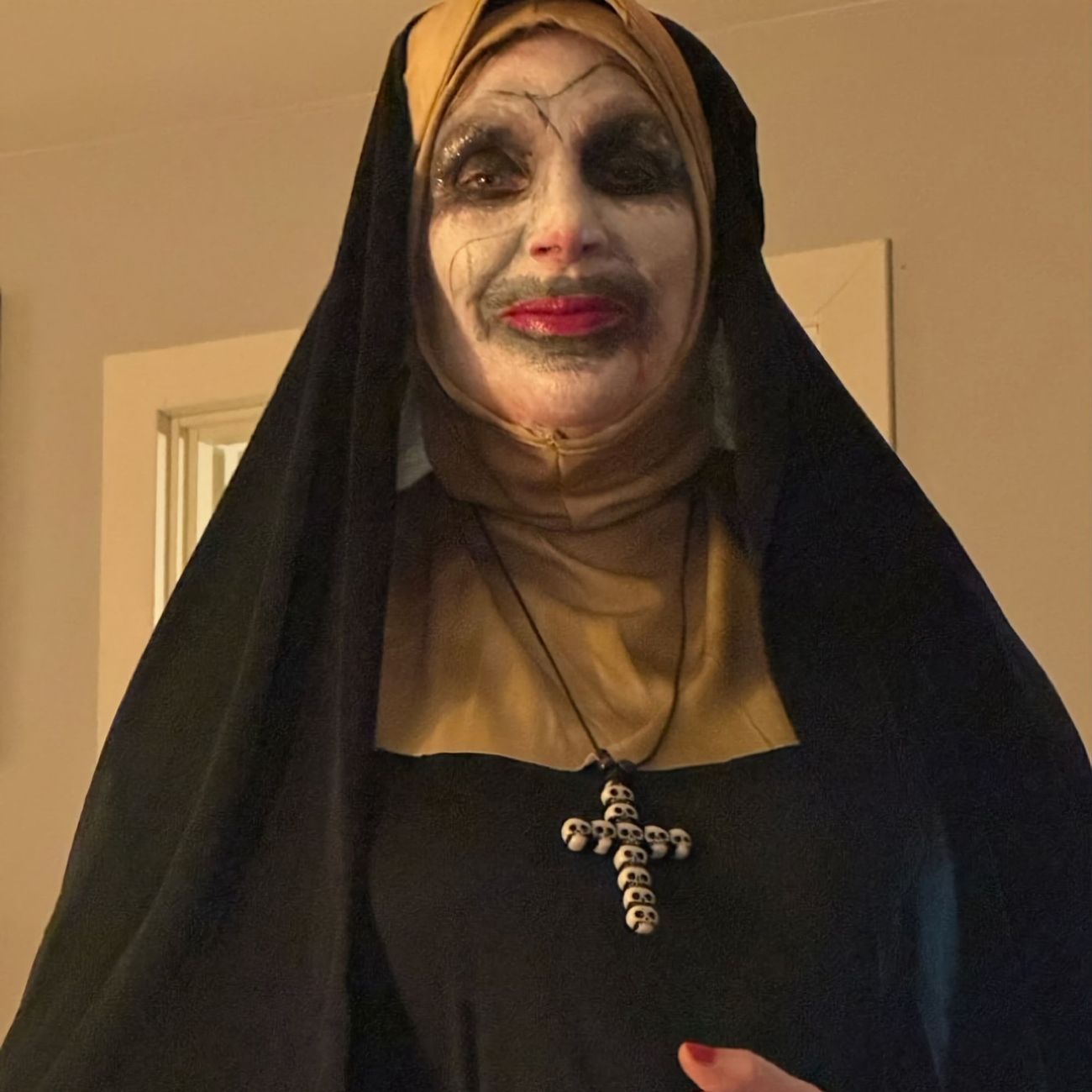 Kundbild på Besatt Nunna Maskeraddräkt