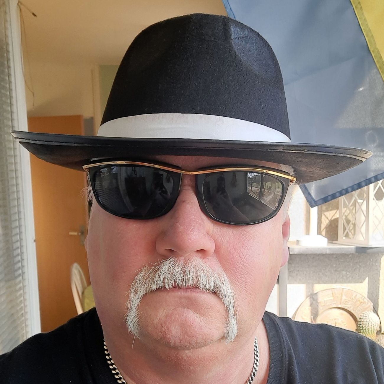 Kundbild på Gangsterhatt Svart med Vitt Band
