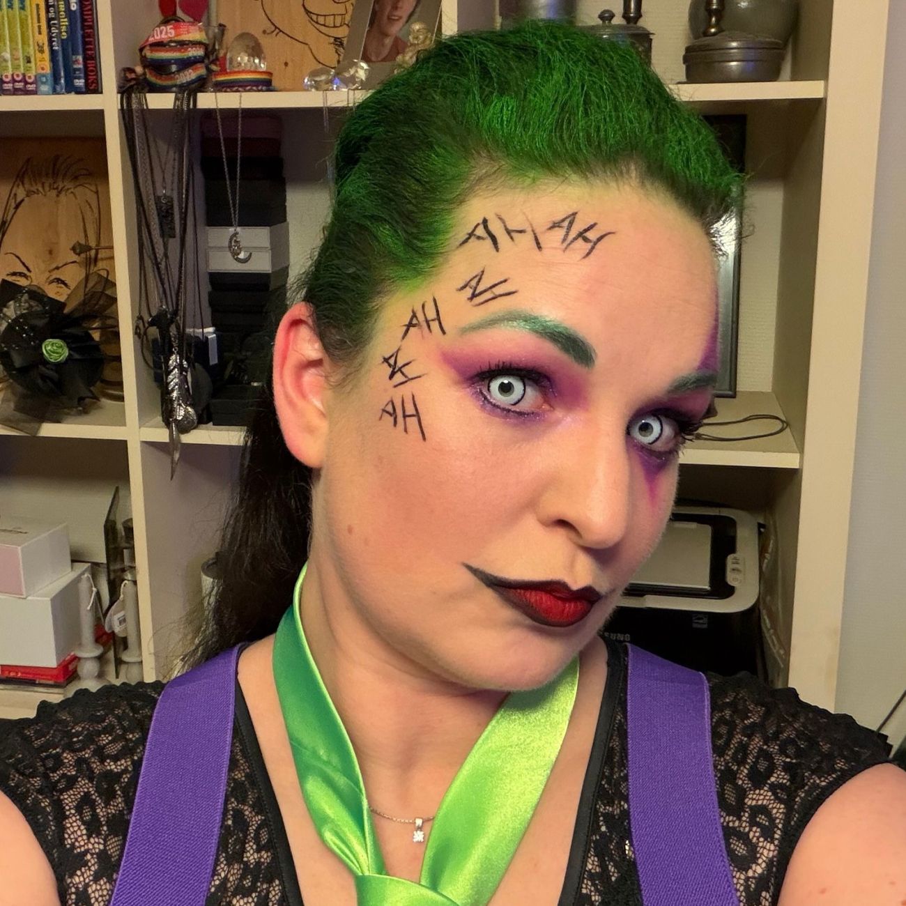 Asiakaskuva Hiuslakka Väri