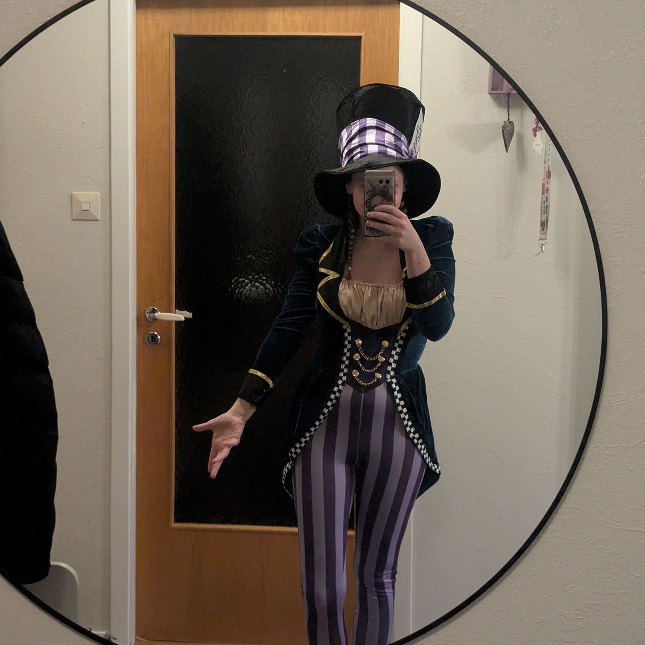 Kundbild på Mad Hatter Jumpsuit Deluxe Maskeraddräkt