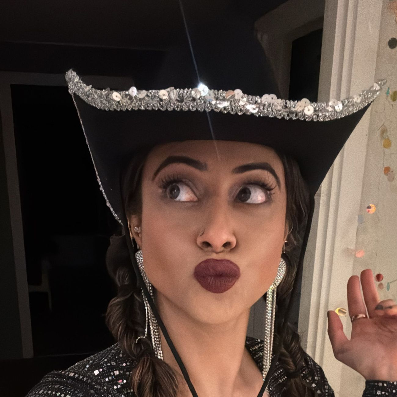 Kundbild på Svart Cowboyhatt med Silverpaljetter