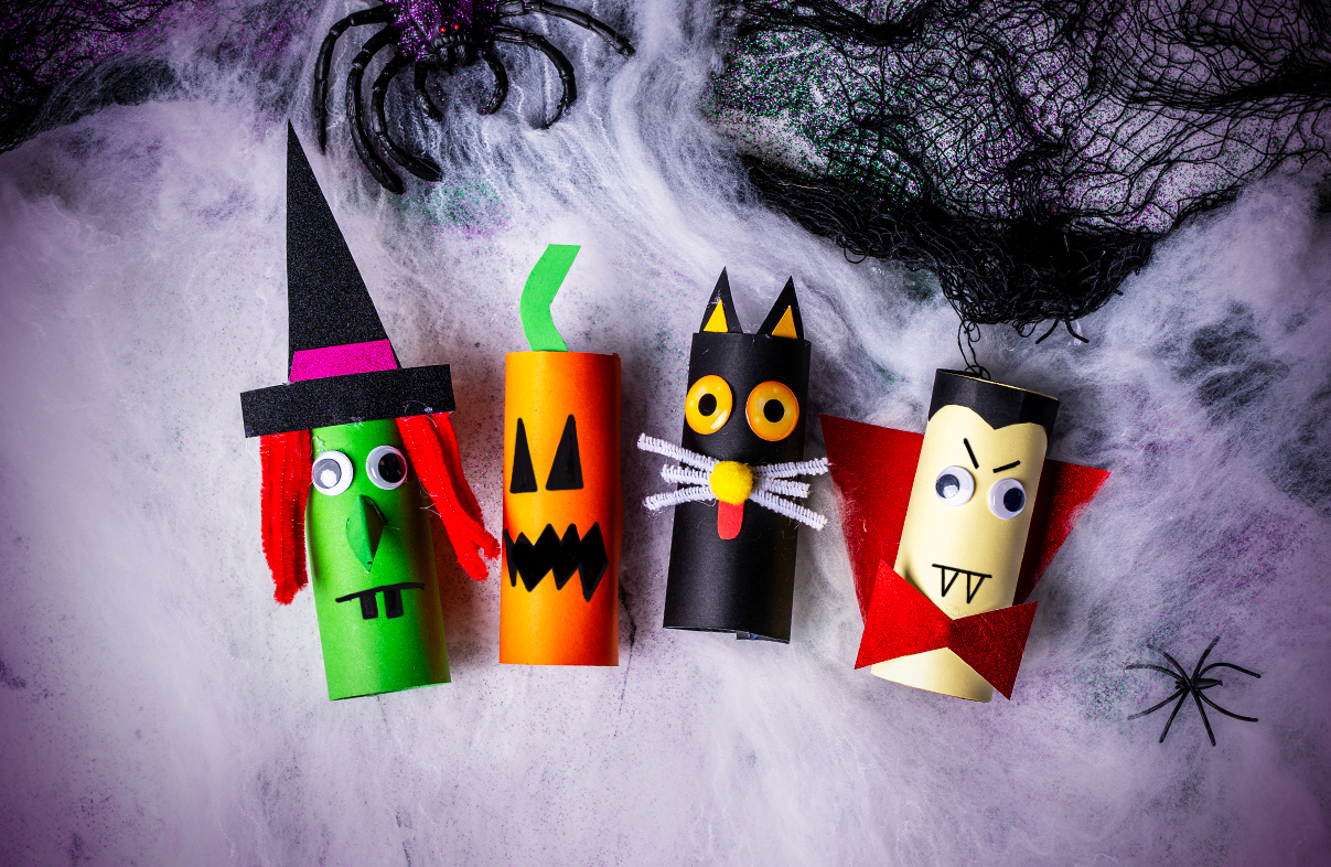 Halloweenfigurer av toarullar