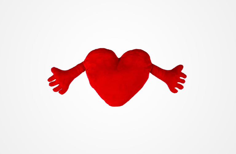 Hjärtkudde med händer