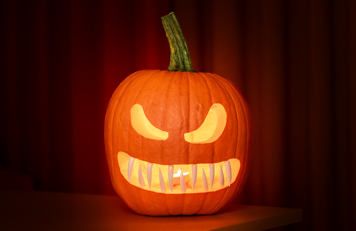Skummelt halloween-gresskar med tenner