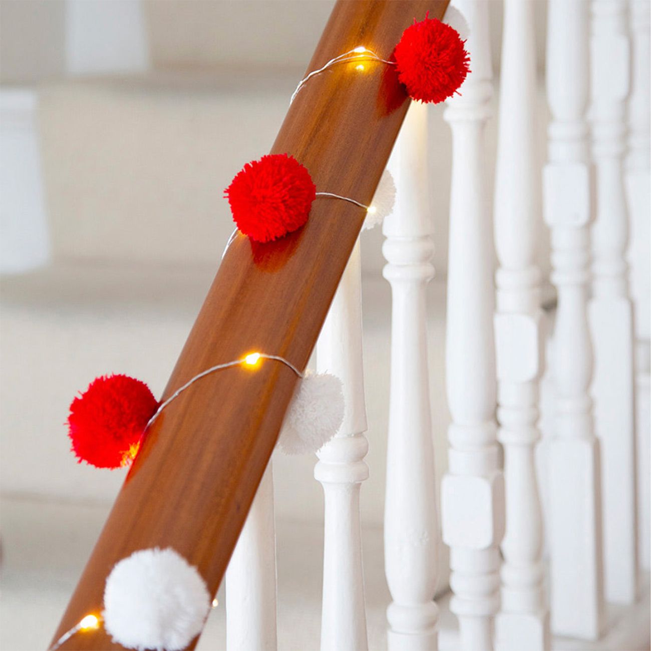 led-girlang-pompoms-rodvit-108398-2