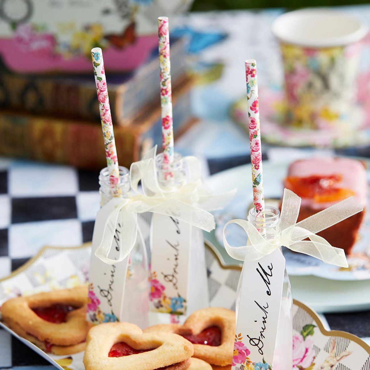 smaflaskor-med-sugror-alice-wonderland-108411-3