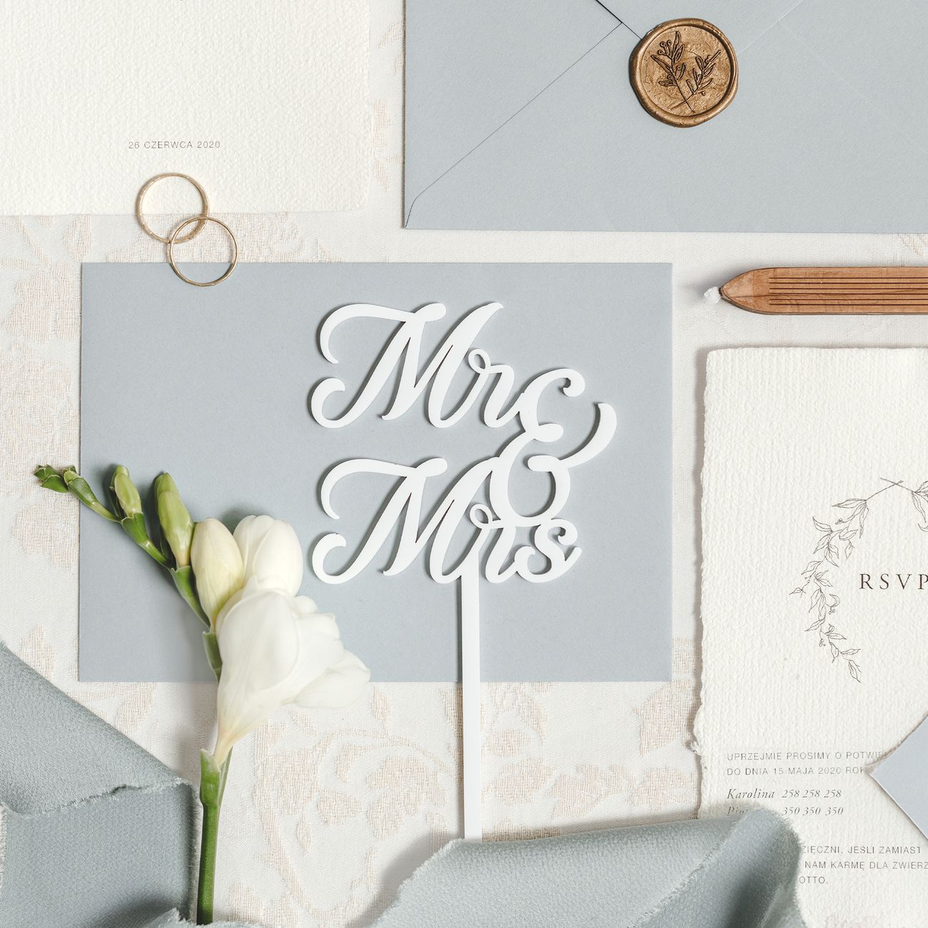 Tårtdekoration Mr & Mrs Vit i Akryl
