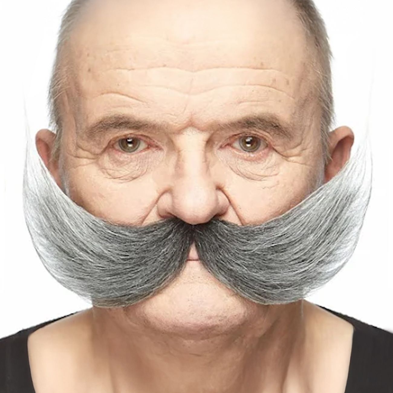 uppfinnare-mustasch-svartvit-107742-1