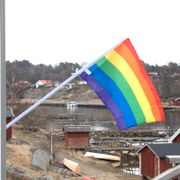 pride-fasadflagga-med-stang-51334-4