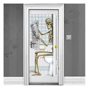 skelett-pa-toalett-dorrdekoration-2