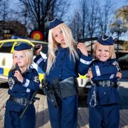 svensk-polis-barn-maskeraddrakt-13
