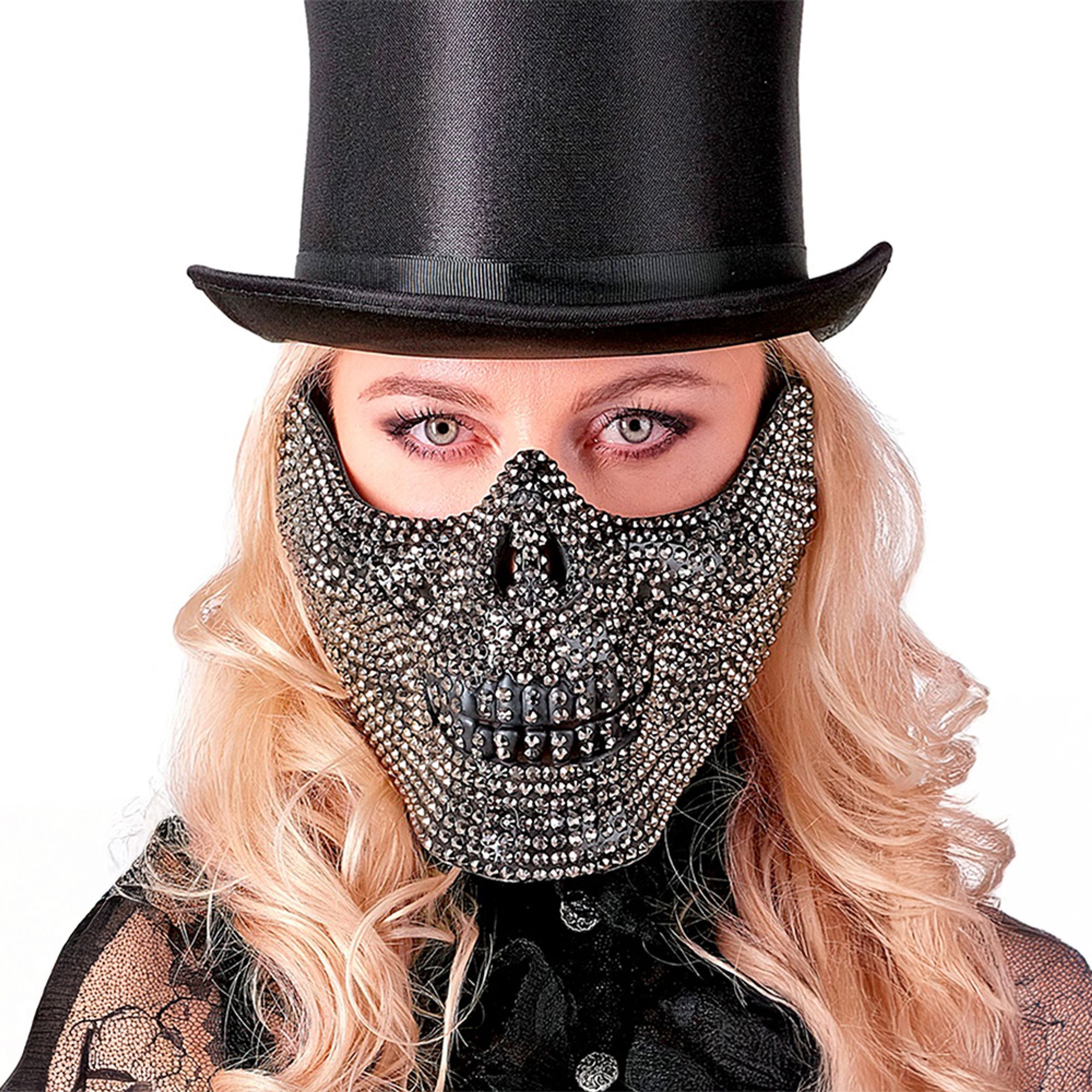 Halvmask Dödskalle med Nitar - One size | Hem - Maskerad - Masker - Halloweenmasker | Maskeradspecialisten