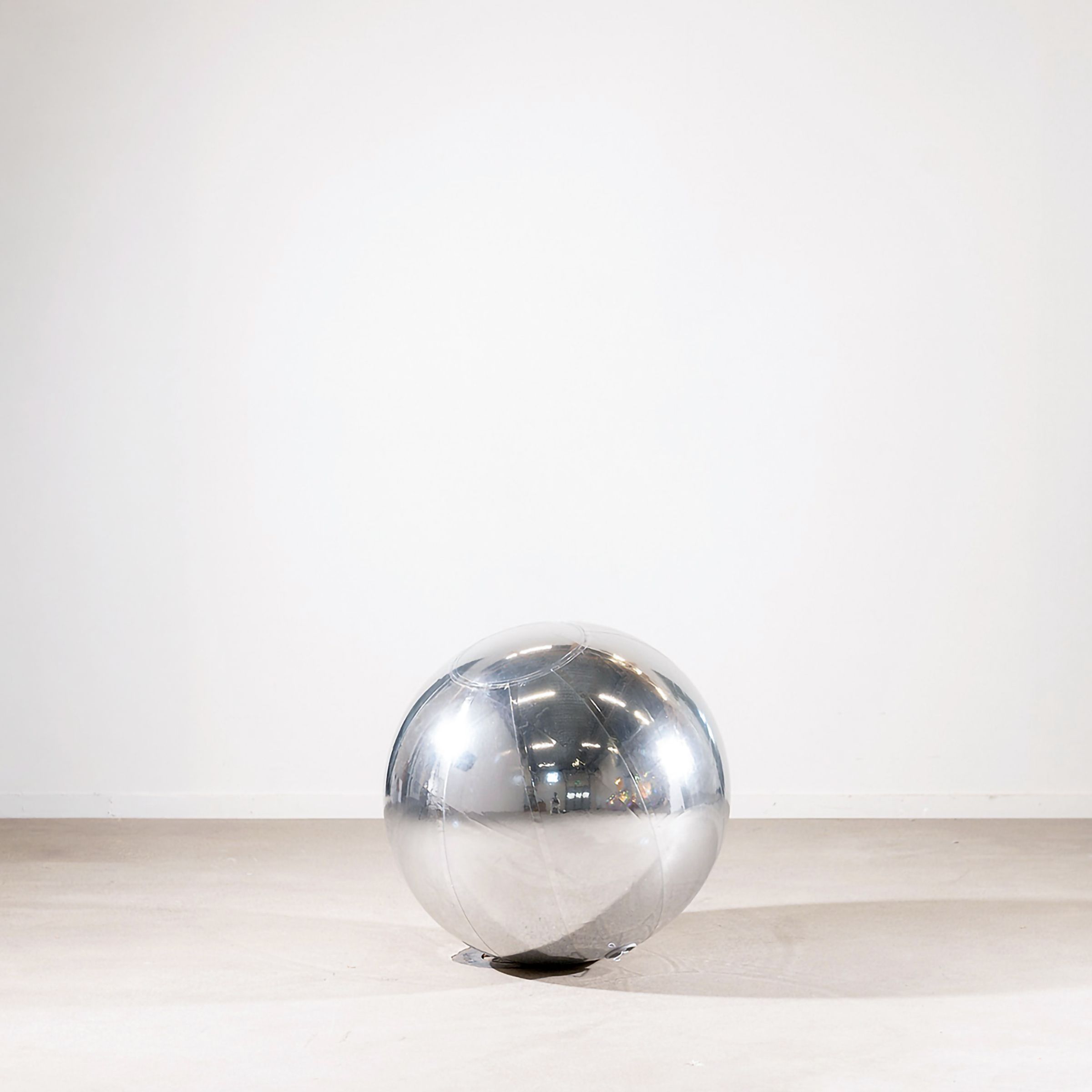 Uppblåsbar Spegelboll Silver - 60 cm | Hem - Teman - Färger - Silver | Pryloteket
