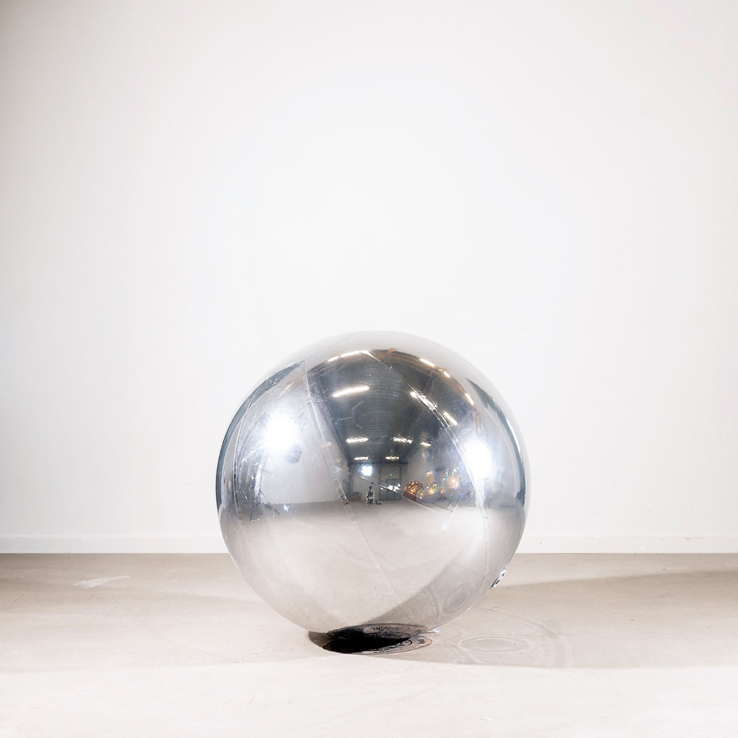 Uppblåsbar Spegelboll Silver - 80 cm | Hem - Teman - Färger - Silver | Pryloteket
