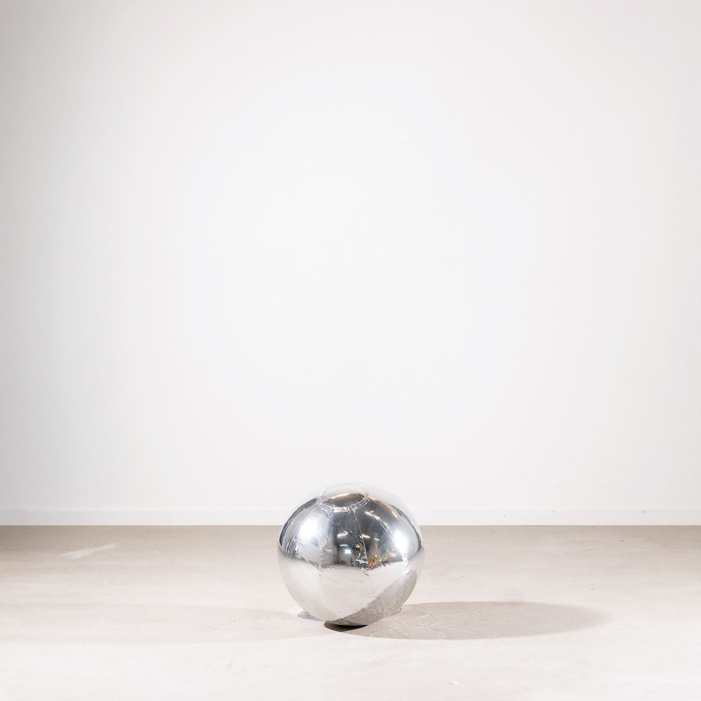 Uppblåsbar Spegelboll Silver - 40 cm | Hem - Teman - Färger - Silver | Maskeradspecialisten