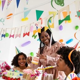 Lysbildefremvisning - Banner Happy Birthday i træ