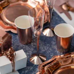 Diaesitys - Samppanjalasi vaaleanpunakultaisella jalalla