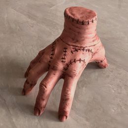 Lysbildefremvisning - Familien Addams Thing Prop Deluxe