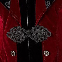 Lysbildefremvisning - Gotisk Vinrød Kåpe i Fløyel Dame