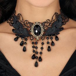 Musta helmikoristeinen choker-kaulakoru