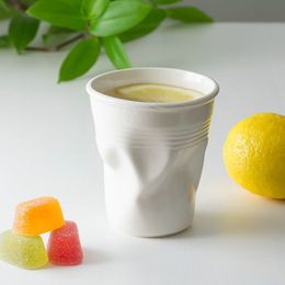 Lysbildefremvisning - Sammenkrøllet Krus