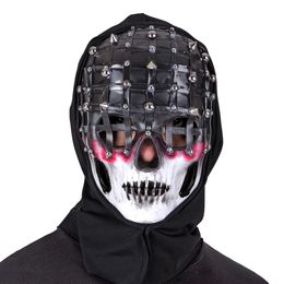 Uhyggelig maske med nitter og hætte