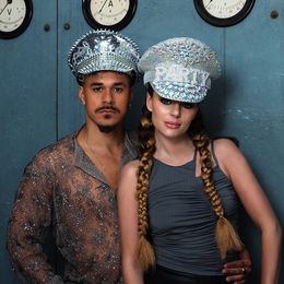 Diaesitys - Paljettikuvioitu lippis niiteillä Hopea