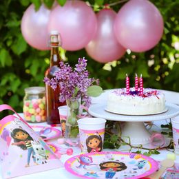 Lysbildefremvisning - Pappkopper Gabbys Dukkehus