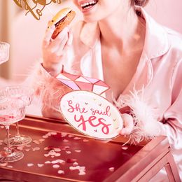 Bildspel - Papperstallrikar Diamantring She Said Yes