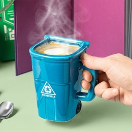 Lysbildefremvisning - Skraldespand Krus