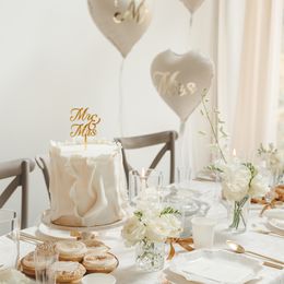 Bildspel - Tårtdekoration Mr & Mrs Guld i Akryl