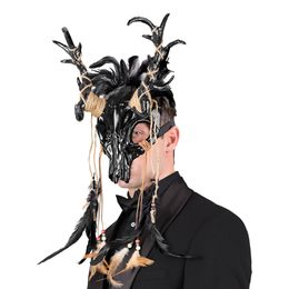 Musta häränpääkallo höyhenillä naamari