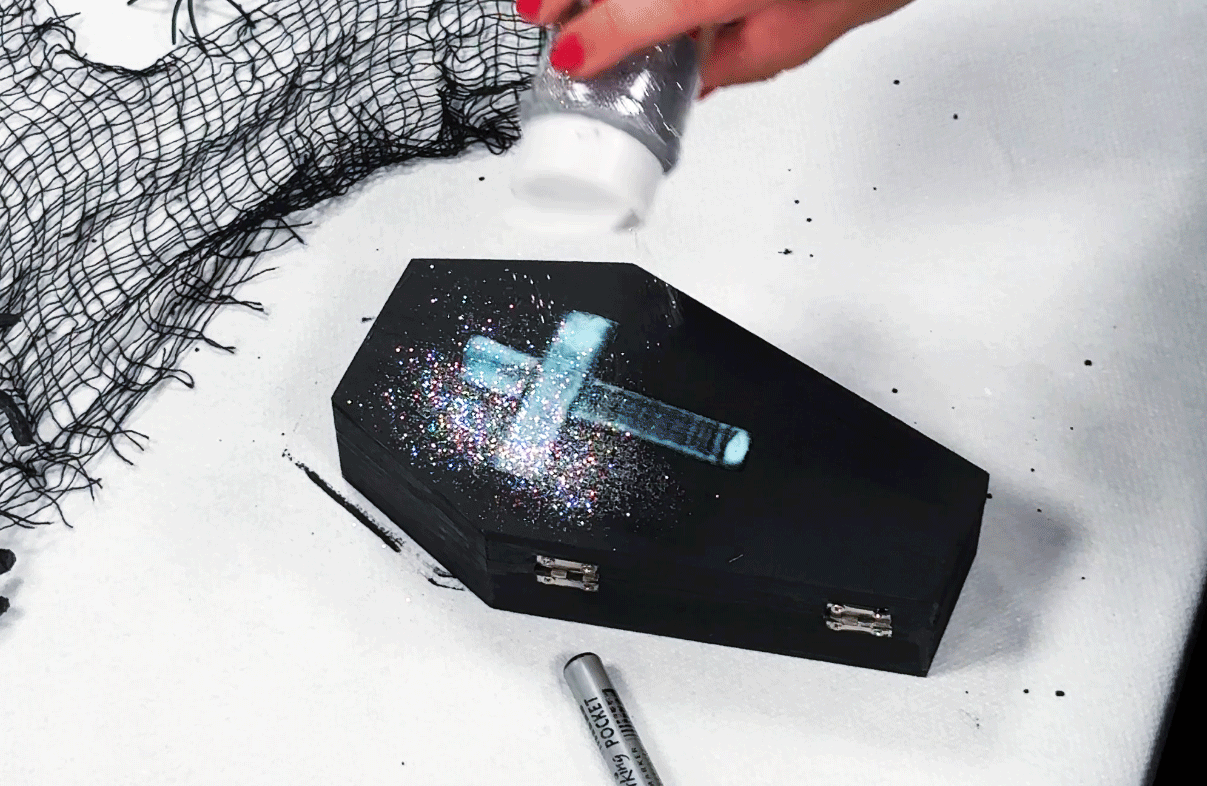 3. Pudra över glitter och blås bort det överflödiga
